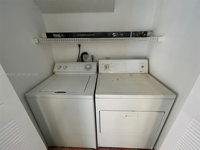 Building Photo - 6255 SW Kendale Lakes Cir