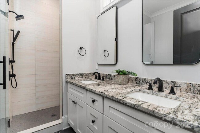 Building Photo - 805 Naples Dr