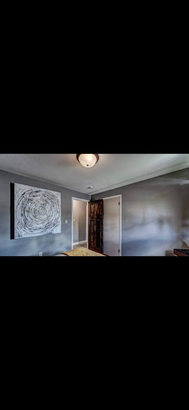 Building Photo - 3323 Parkview Dr