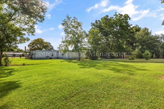 Building Photo - 406 N Dickerson St