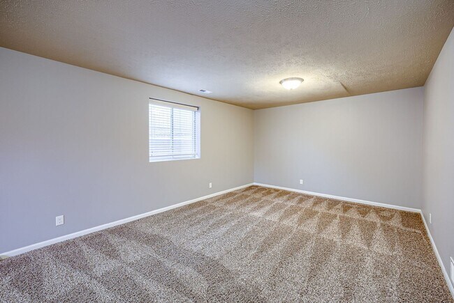 Building Photo - Elkhorn 3 Bedroom!!