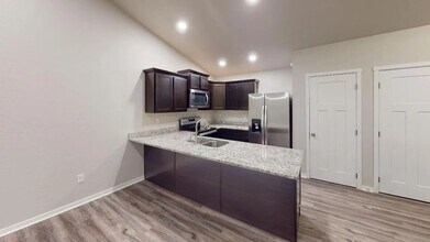 Building Photo - 3 bedroom 2 bathroom townhome with 1 car garage