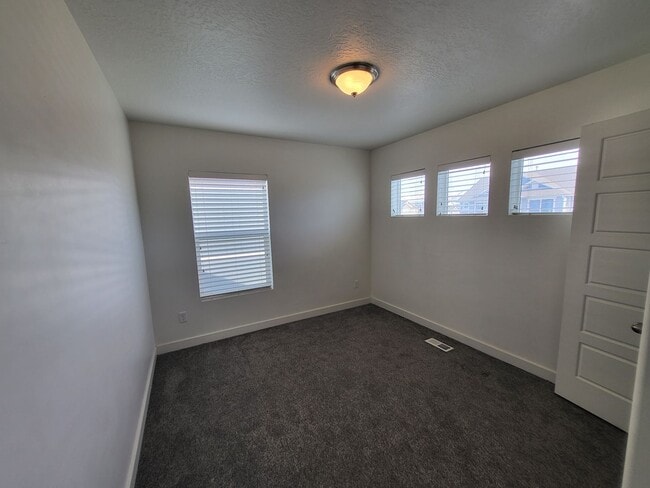 Building Photo - Single Family Home Eagle Mountain