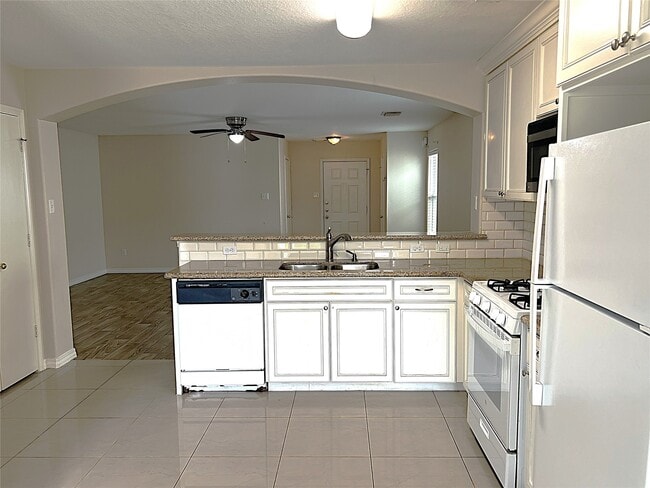 Building Photo - 2019 Pine Croft Dr
