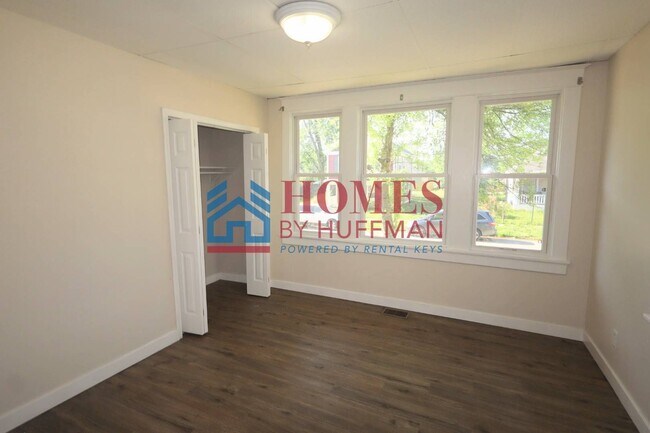 Building Photo - Four Bedroom House | One Bathroom