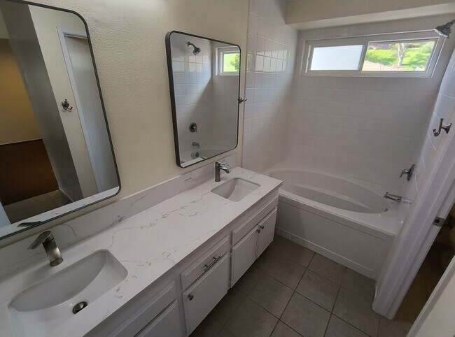 Building Photo - 2 Bed, 2 Bath Upper Unit in La Jola