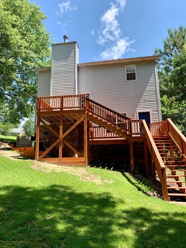 Building Photo - Lovely Tri-level Fayetteville Home