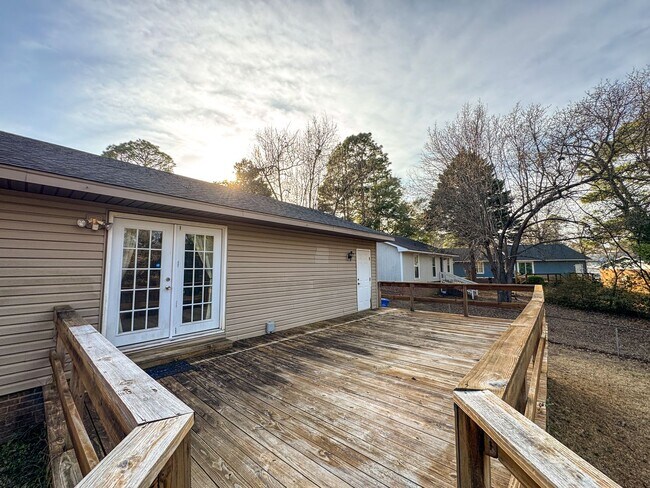 Building Photo - Charming 3 Bed 1.5 bath in College Lakes