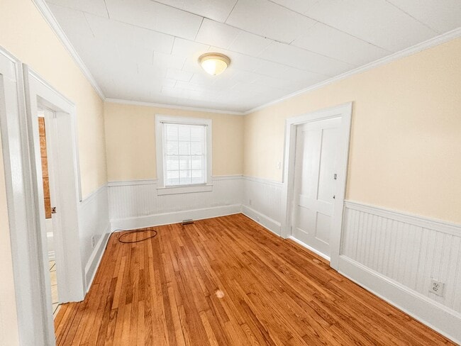 Building Photo - Charming older home in a peaceful, quiet neighborhood