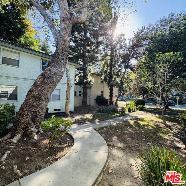 Building Photo - 5824 Bowcroft St