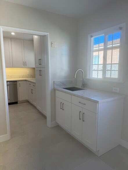 Laundry room sink - 8552 Woodley Ave