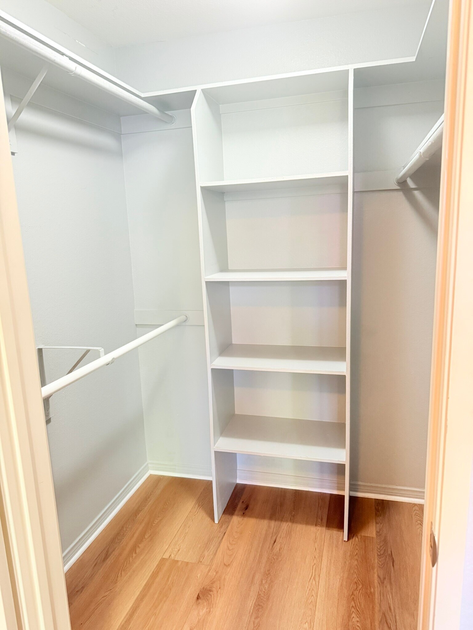 Building Photo - 2222 N Beachwood Dr