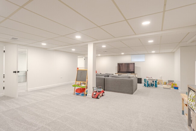 Building Photo - 715 Lamon Ave