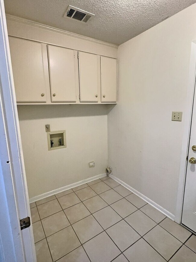 Building Photo - MOVE-IN SPECIAL! 3-Bedroom Home in Fort Ba...