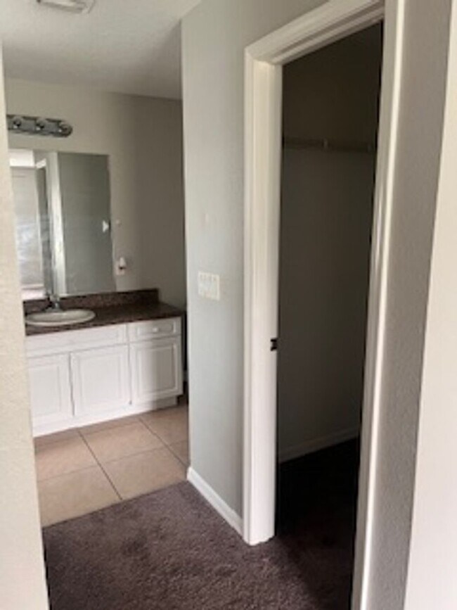 Building Photo - Three Bedroom Two bath