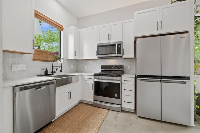 Building Photo - 1710 Adina St