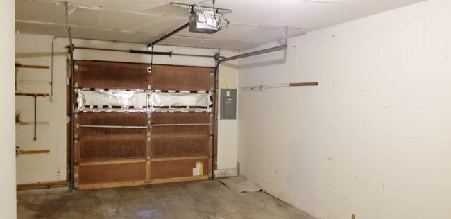 Building Photo - Move in ready - 2 bedroom 1 bath - No pets