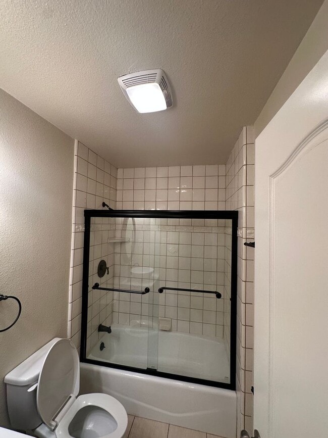 Building Photo - Gorgeous, 3 bedroom, 2.5 bath home, ready for move in