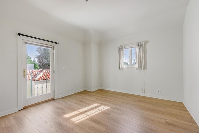 Building Photo - Spacious Townhome in Palo Alto