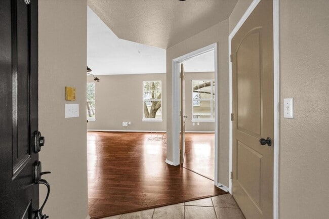 Building Photo - 404 Summit Ridge Pl