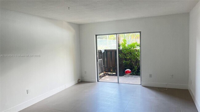 Building Photo - 10740 N Kendall Dr