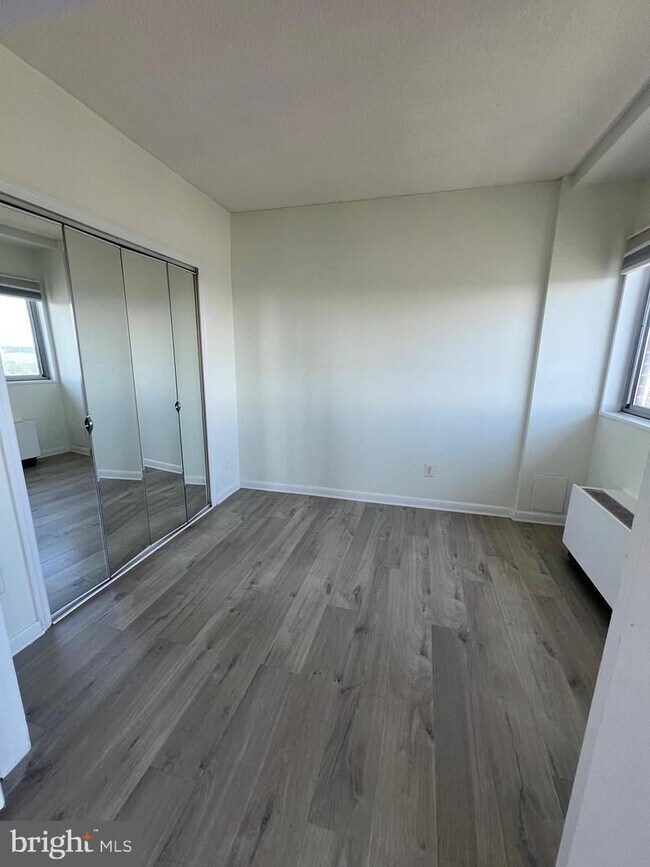 Building Photo - Commuter's dream, modern living