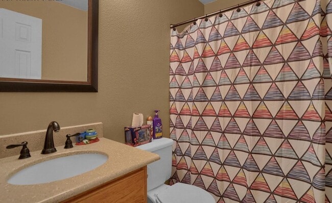Building Photo - 3 Bedroom 2 Bath Single Family Home Near U...