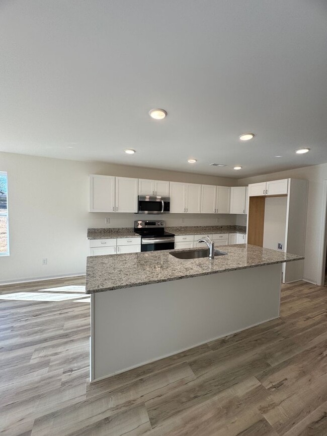 Building Photo - 4 Bedrooms! 1st Month's Rent Free!!