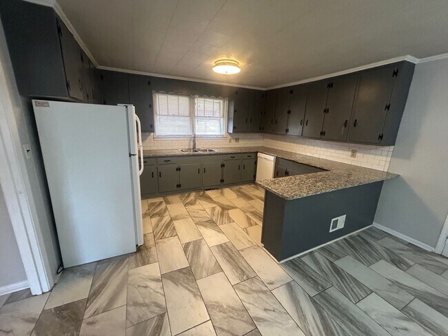 Building Photo - 3604 Hydrangea St