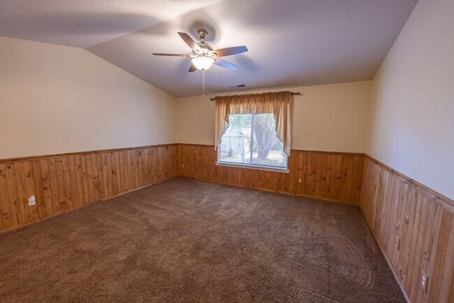 Building Photo - One Level Ranch Home - Three Bedrooms - Wa...