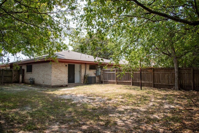 Building Photo - 1706 Trinity Pl