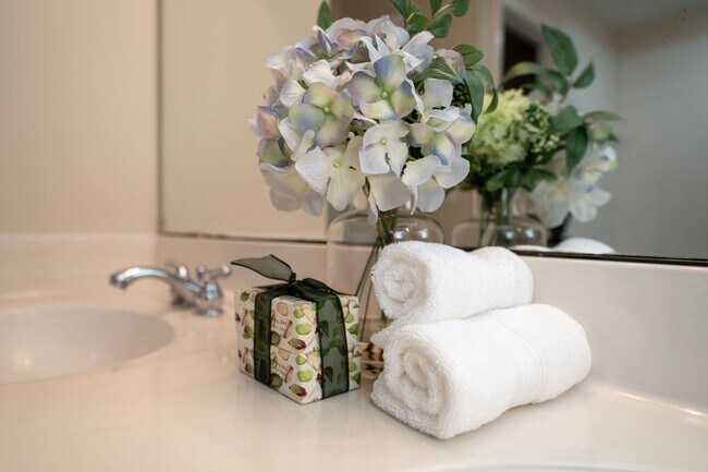 Building Photo - Town House 3 Bedroom and /2.5 Bathrooms. At Lee Vista area gated Community.