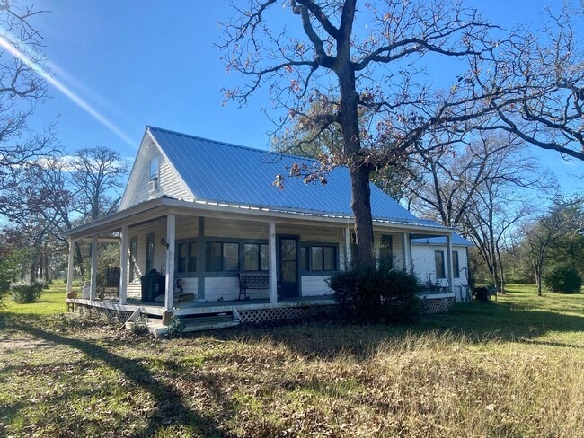 Building Photo - Beautiful 3/2 Farmhouse on Acreage with Ho...