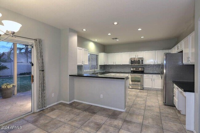 Building Photo - 7931 W Rose Garden Ln