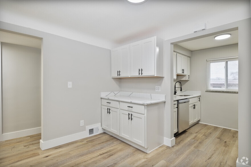 2BR, 1BA - 975SF - Dining Room - TERRA - West of West