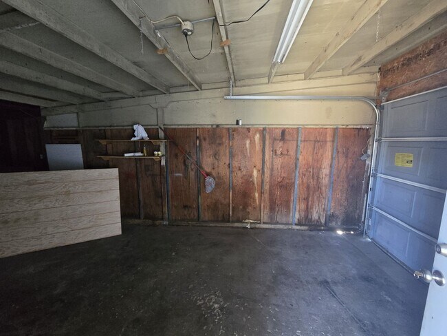 Building Photo - 661 NE Meadow Ave