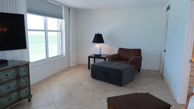 Building Photo - 1051 Hillsboro Mile