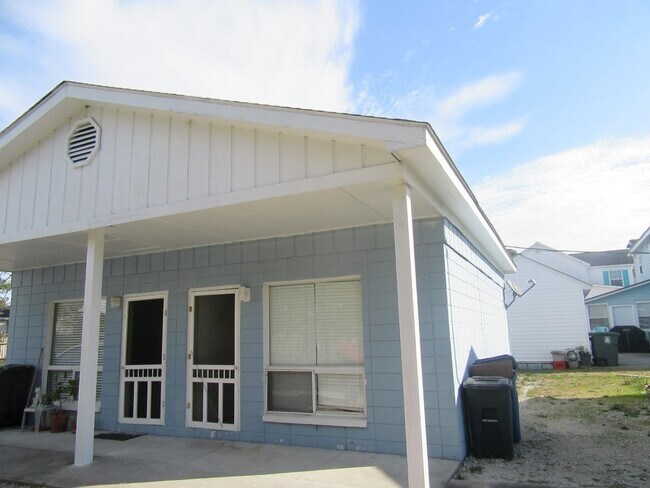Building Photo - 2008 Hillside Dr S