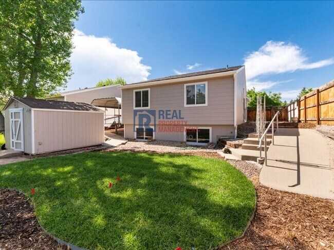 Building Photo - 1424 S Sierra Dr