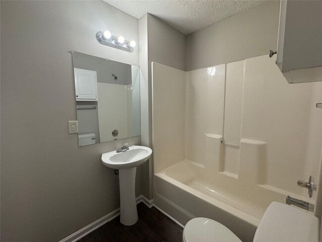 Building Photo - 4044 Robin Cir
