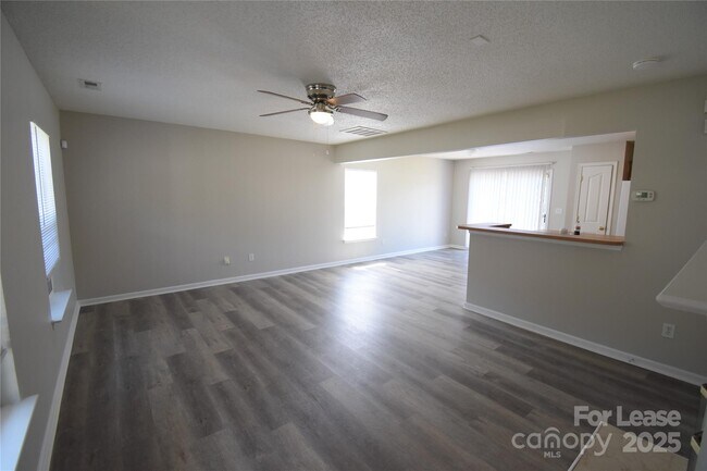 Building Photo - 8139 Chatham Oaks Dr