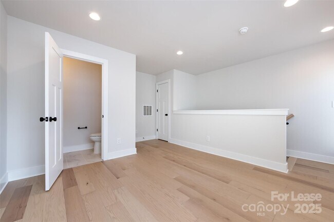 Building Photo - 320 S Turner Ave