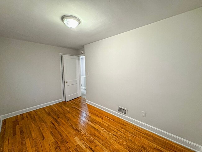 Building Photo - Beautiful 3 Bed 1 Bath End Row Brick Townhouse With Fenced In Yard In River Terrace