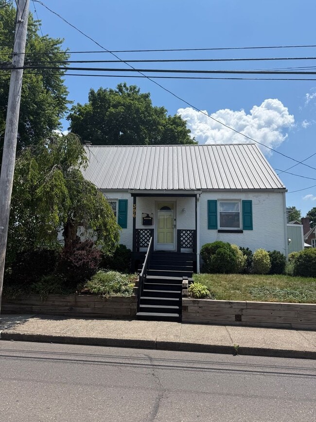 Building Photo - Spacious 3-bedroom, 1-bath home available for rent!
