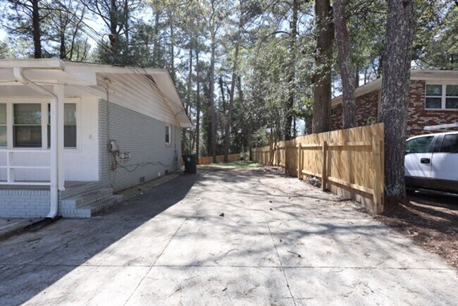 Building Photo - 2202 Dering Cir NE