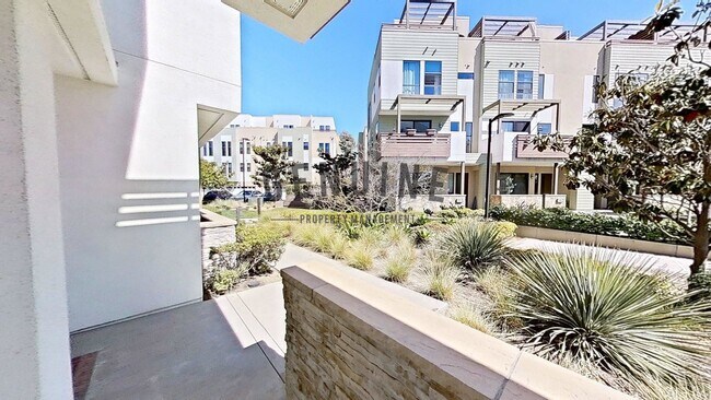 Building Photo - Beautifully Furnished 3Bd 3.5Ba Condo in Costa Mesa