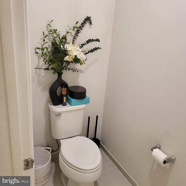 Building Photo - Welcome to your new home in the heart of L...