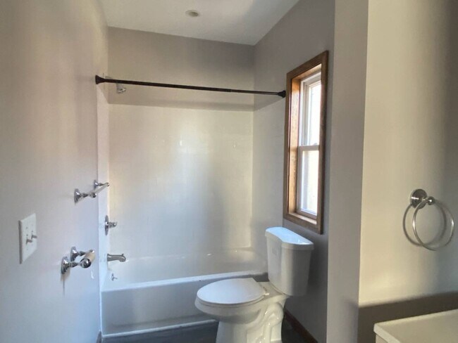 Building Photo - 15 S Long St