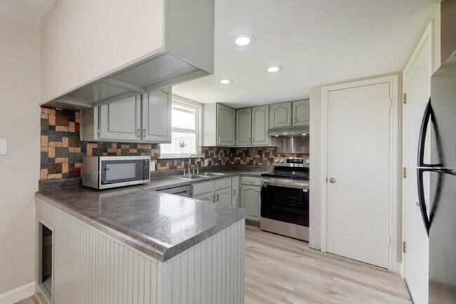 Building Photo - 602 Apache Trail