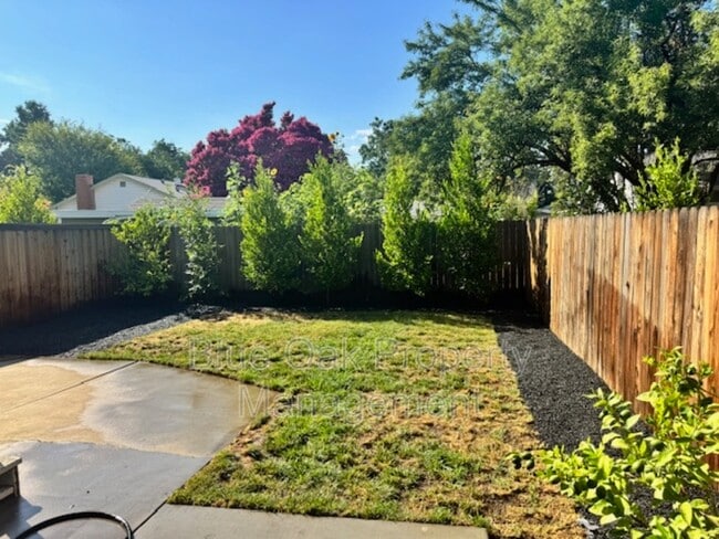 Building Photo - 352 E 7th Ave